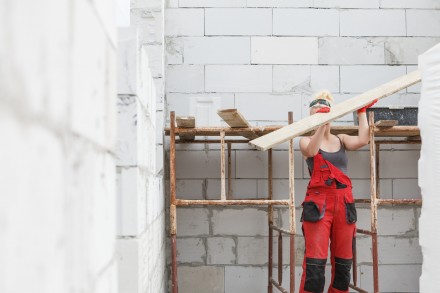 W budowę domu bardzo często zaangażowana jest cała rodzina (fot. AdobeStock)